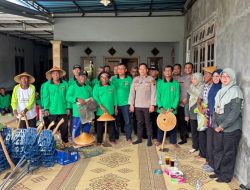 Polres Wonogiri Berikan Pembinaan dan Bantuan Alat Pertanian Kepada Gapoktan Lambang Sari Selogiri