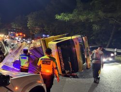 Tanpa Korban Jiwa, Polisi Gerak Cepat Tangani Kecelakaan Tunggal Truk Terguling di Jalan Wonogiri – Selogiri