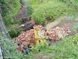 Truk Terjun ke Sungai di Slogohimo, Polisi Amankan Lokasi dan Lakukan Evakuasi