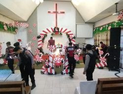 Jelang Ibadah, Polres Bojonegoro Lakukan Sterilisasi Gereja