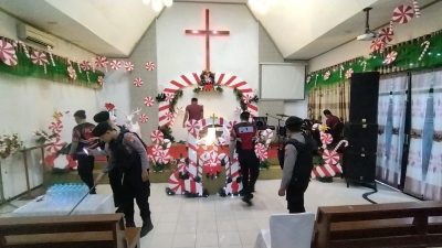 Jelang Ibadah, Polres Bojonegoro Lakukan Sterilisasi Gereja