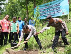 Kapolres Wonogiri Bersama Masyarakat Tanam Ratusan Pohon Beringin di Lahan Kritis
