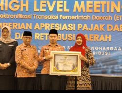 Juni Sulistyawati SH., MKn, Terima Penghargaan dari Bupati Sebagai Notaris Terbaik di Ajang HML ETPD