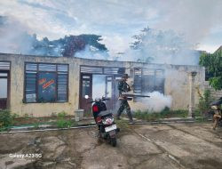Jaga Lingkungan Sehat, Babinsa Kodim Ponorogo Bantu Warga Penyemprotan Fogging