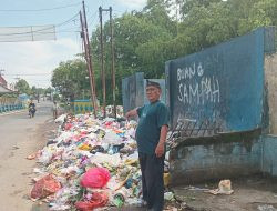 Sampah Berserakan Timbulkan Bau dan Pemandangan Tak Sedap di Pinggir Jalan Menuju Wisata Ambulu