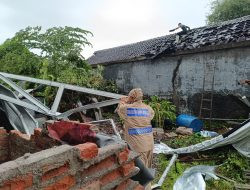 Angin Puting Beliung Terjang Desa Prasung, Polisi Bersama TNI dan BPBD Lakukan Evakuasi