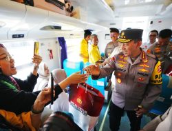 Tinjau Stasiun Pasar Senen, Kapolri Sapa dan Beri Bingkisan untuk Penumpang