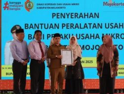 Didampingi Kadis Koperasi dan Usaha Mikro Kabupaten Mojokerto Abdulloh Muhtar, Gus Bupati Berikan Bantuan Kepada Pelaku Usaha Konveksi