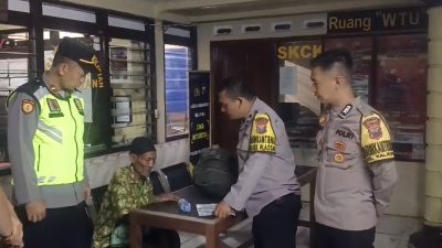 Salah Jurusan Saat Perjalanan, Lansia Asal Magetan Diantar Polisi Kembali ke Keluarga