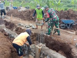 Giat Bantu Petani, Babinsa Kodim Ponorogo Ikut Kerja Bakti Perbaiki Saluran Irigasi