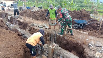 Giat Bantu Petani, Babinsa Kodim Ponorogo Ikut Kerja Bakti Perbaiki Saluran Irigasi
