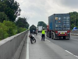 Polisi Sigap Bantu Sopir Truk Mogok di Tanjakan Bukit Sari