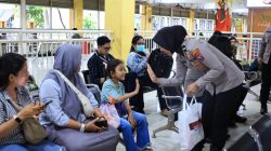 Amankan Libur Natura dan Sapa Humanis Polwan Sidoarjo ke Penumpang Bus di Terminal Purabaya