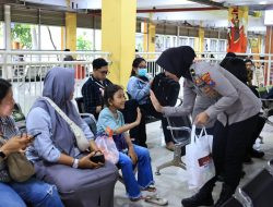 Amankan Libur Natura dan Sapa Humanis Polwan Sidoarjo ke Penumpang Bus di Terminal Purabaya