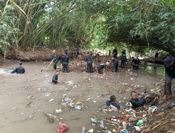 Tanamkan Nilai Luhur, PSHT Ranting Wuluhan Gandeng Muspika Adakan Baksos Bersihkan Sampah Sungai