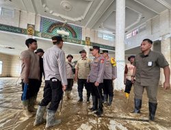 Kapolri Tinjau Pembersihan Sekolah dan Masjid Terdampak Bencana di Aceh Tamiang
