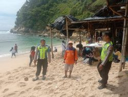 Penghujung Libur Nataru, Polsek Paranggupito Amankan Lokasi Wisata Pantai Wonogiri