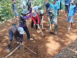 Kerja Bakti, Babinsa Kodim Ponorogo Bantu Warga Perbaikan Jalan Pemakaman