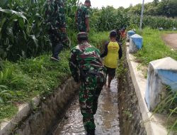 Anggota Kodim Ponorogo Kerja Bakti Bersihkan Saluran Air Bersama Warga