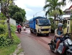 Truk Muatan Galian C Dusun Pancoran Rogojampi Hancurkan Jalan Desa