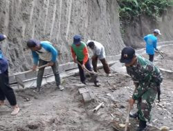 Sigap Bantu Warga, Babinsa Kodim Ponorogo Ikut Kerja Bakti Bersihkan Longsoran Tanah