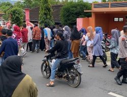 Pengamanan Penerimaan PIP, Polsek Jatiroto Pastikan Kegiatan Berjalan Aman dan Kondusif