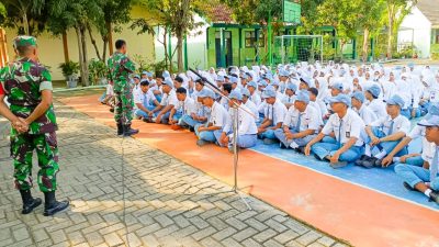 Bangkitkan Minat Pelajar Jadi Tentara, Babinsa Balen Bojonegoro Datangi Sekolah Sosialisasikan Rekrutmen TNI Angkatan Darat