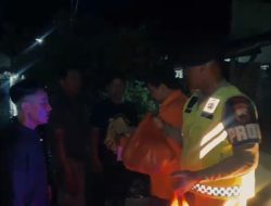 Terobos Banjir, Brimob Polda Jateng Antar Ribuan Porsi Makanan ke Warga Kota Pekalongan