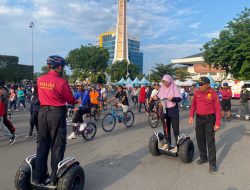 Momen Unik CFD Simpang Lima, Pengunjung Antusias Coba Segway Patroli Polisi
