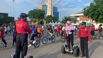 Momen Unik CFD Simpang Lima, Pengunjung Antusias Coba Segway Patroli Polisi