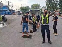 Personel Polsek Krian Gerak Cepat Tangani Jalan Berlubang untuk Keselamatan Pengguna Jalan