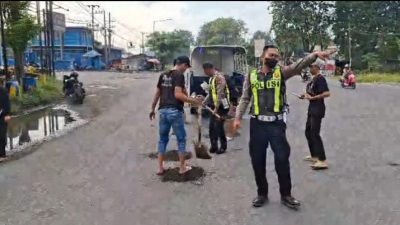 Personel Polsek Krian Gerak Cepat Tangani Jalan Berlubang untuk Keselamatan Pengguna Jalan