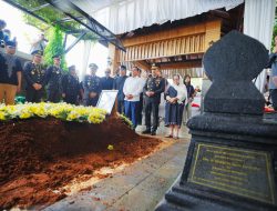 Hadiri Pemakaman Meriyati Hoegeng, Kapolri: Pesan Eyang Meri Jadi Inspirasi dan Semangat Keluarga Besar Polri