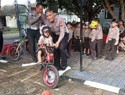 Cara Unik Polda Jateng Edukasi Keselamatan, Ajari Siswa TK Simulasi Rambu dan Pakai Helm “Klik”