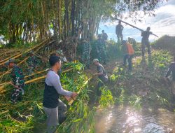 Siapkan Lokasi Pembangunan Jembatan Gantung, Anggota Kodim Ponorogo Kerja Bakti Pembersihan Rumpun Bambu