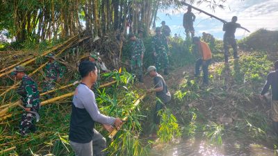 Siapkan Lokasi Pembangunan Jembatan Gantung, Anggota Kodim Ponorogo Kerja Bakti Pembersihan Rumpun Bambu