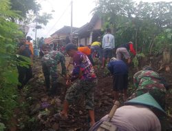 Sambut Pembangunan Jembatan Gantung, TNI dan Warga Semangat Kerja Bakti