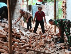 Rumah Roboh Akibat Gempa, Anggota Kodim Ponorogo Gerak Cepat Bantu Warga Terdampak