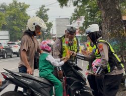 Operasi Keselamatan Semeru 2026, Polres Ponorogo Beri Hadian Helm dan Cokelat Pengendara Tertib