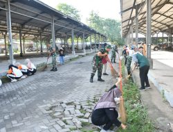Anggota Kodim Ponorogo dan Masyarakat Gotong Royong Bersihkan Lingkungan