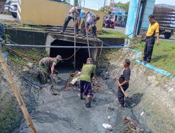 Dukung Gerakan Indonesia Asri, Babinsa Kodim Bojonegoro dan Masyarakat Karya Bakti Serentak Membersihkan Lingkungan