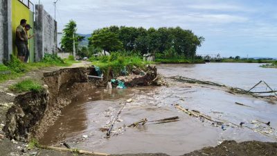 Tangkis Air Sungai Bedadung Kembali Ambrol, Akses Jalan Desa Ditutup Total