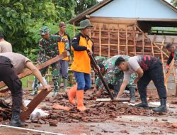 Polri-TNI dan BPBD Gotong Royong Bersihkan Puing Rumah Roboh di Giritontro