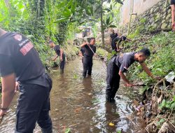 Perkuat Gerakan Indonesia ASRI, Satbrimob Polda Jateng Serentak Kerja Bakti Pulihkan Kebersihan Sungai dan Taman Kota