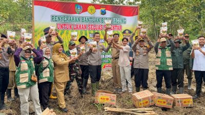Dukung Swasembada Pangan, Kapolres Jombang Serahkan Bantuan Bibit Jagung Kepada Gapoktan Desa Katemas Kecamatan Kudu