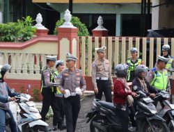 Sat Lantas Polres Wonogiri Bagi 250 Takjil di Simpang Ponten, Sambil Edukasi Tertib Lalu Lintas