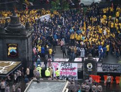 Polda Jateng Berikan Pelayanan Humanis Terhadap Aksi Unra yang Berlangsung Tertib di Depan Mapolda