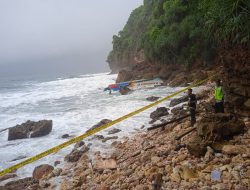 Kapal Nelayan Terbalik di Pantai Watumandi, ABK Masih Dalam Pencarian