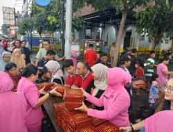 Polsek Gedangan Bersama Bhayangkari Bagikan Ratusan Takjil ke Masyarakat