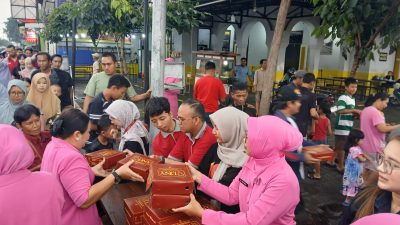 Polsek Gedangan Bersama Bhayangkari Bagikan Ratusan Takjil ke Masyarakat